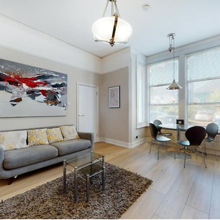 Super 1 Bedroom Flat In Hendon Near Middlesex University With Private Parking Bagian luar foto