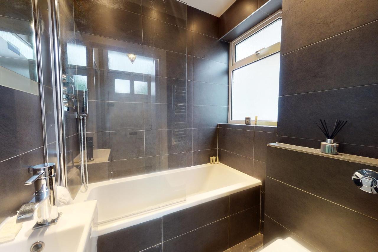 Super 1 Bedroom Flat In Hendon Near Middlesex University With Private Parking Bagian luar foto