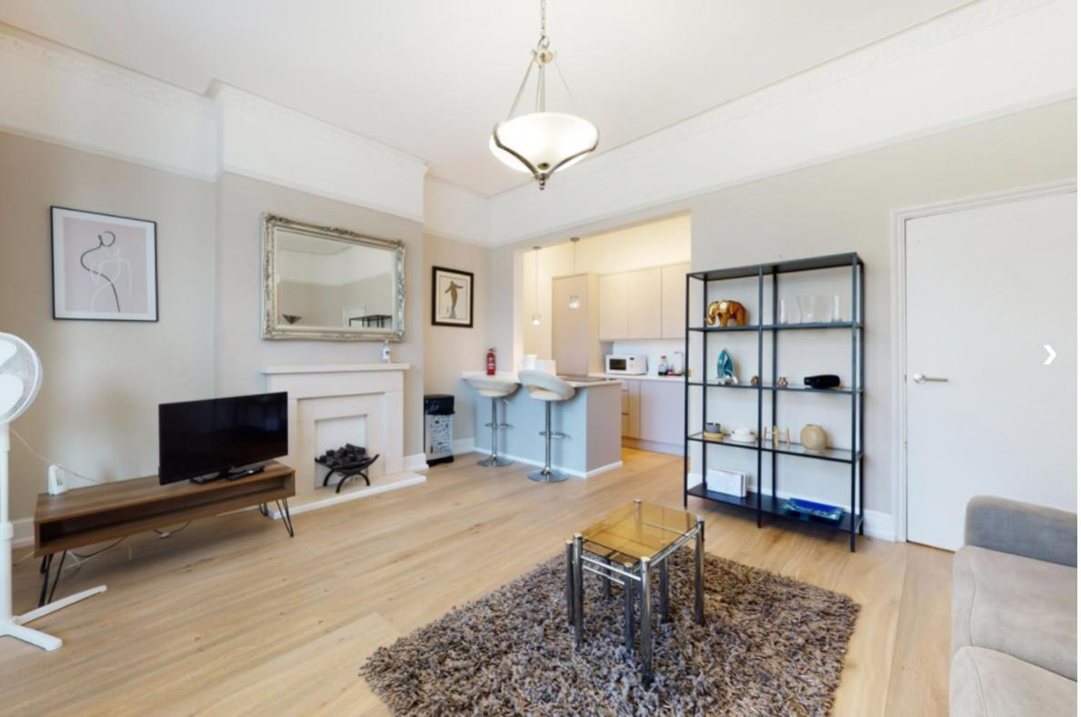 Super 1 Bedroom Flat In Hendon Near Middlesex University With Private Parking Bagian luar foto